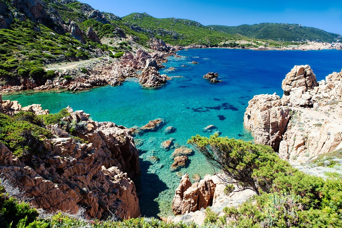 türkisblaues Wasser an der felsigen Küste von Mallorca