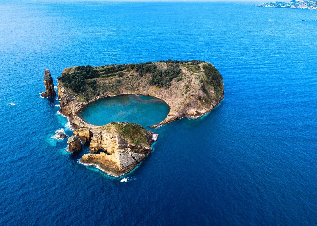 Eine Insel in der Mitte gefüllt und umgeben vom Ozean