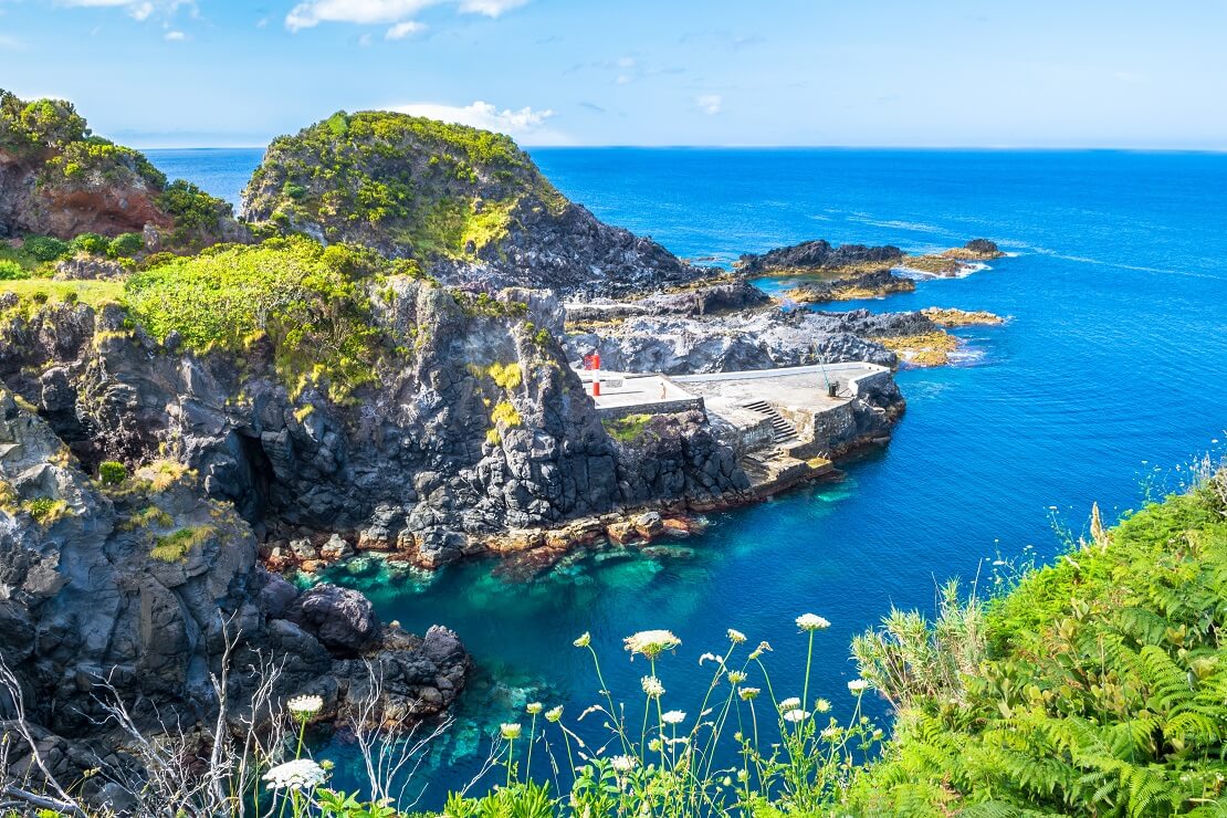 Anblick auf eine Insel im Atlantischen Ozean