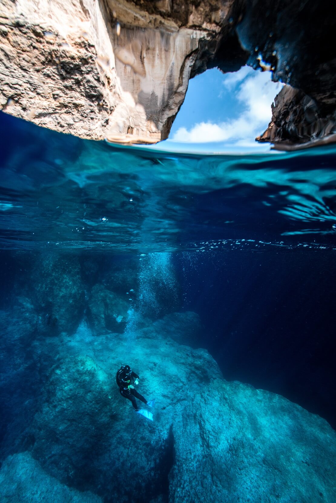 Taucher schwimmt im Blue Hole auf Malta