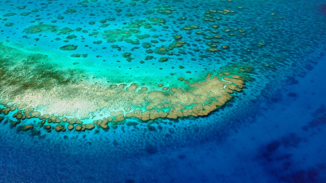 Inseln des Great Barrier Reefs mit türkis blauen Wasser