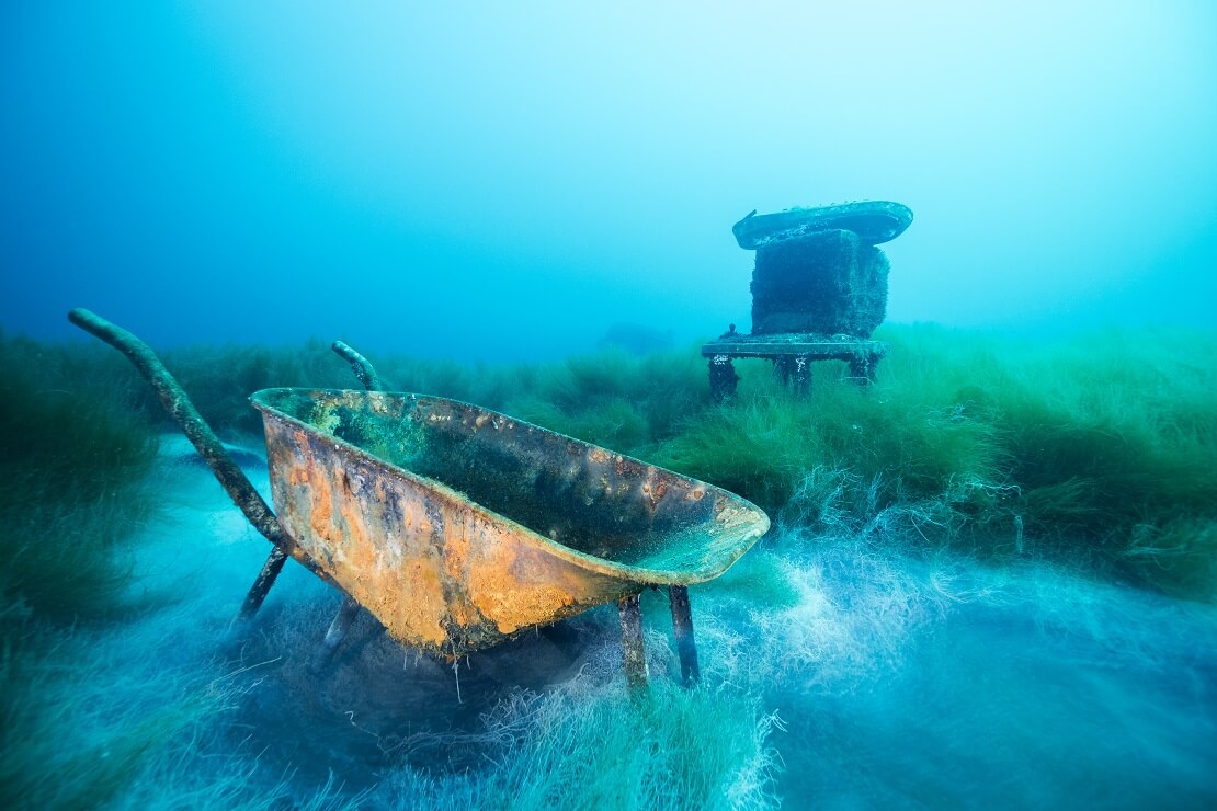 Eine Schubkarre unter Wasser im Kreidesee in Hemmoor