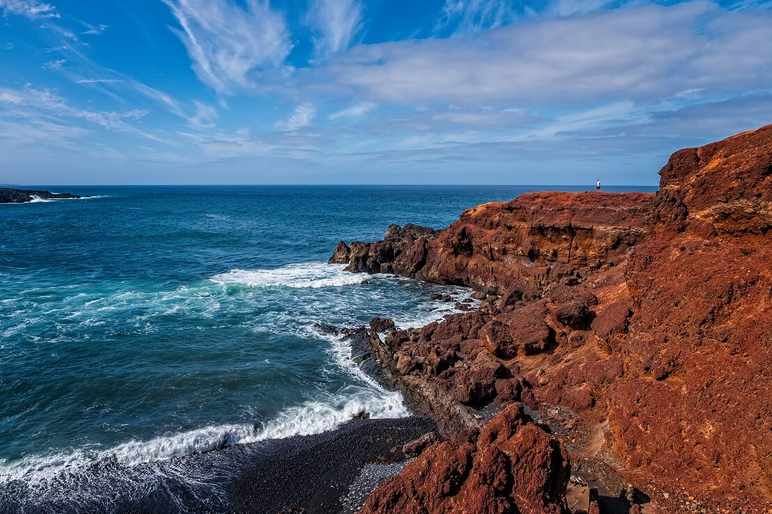Felsen an einer Küste und ein blaues Meer
