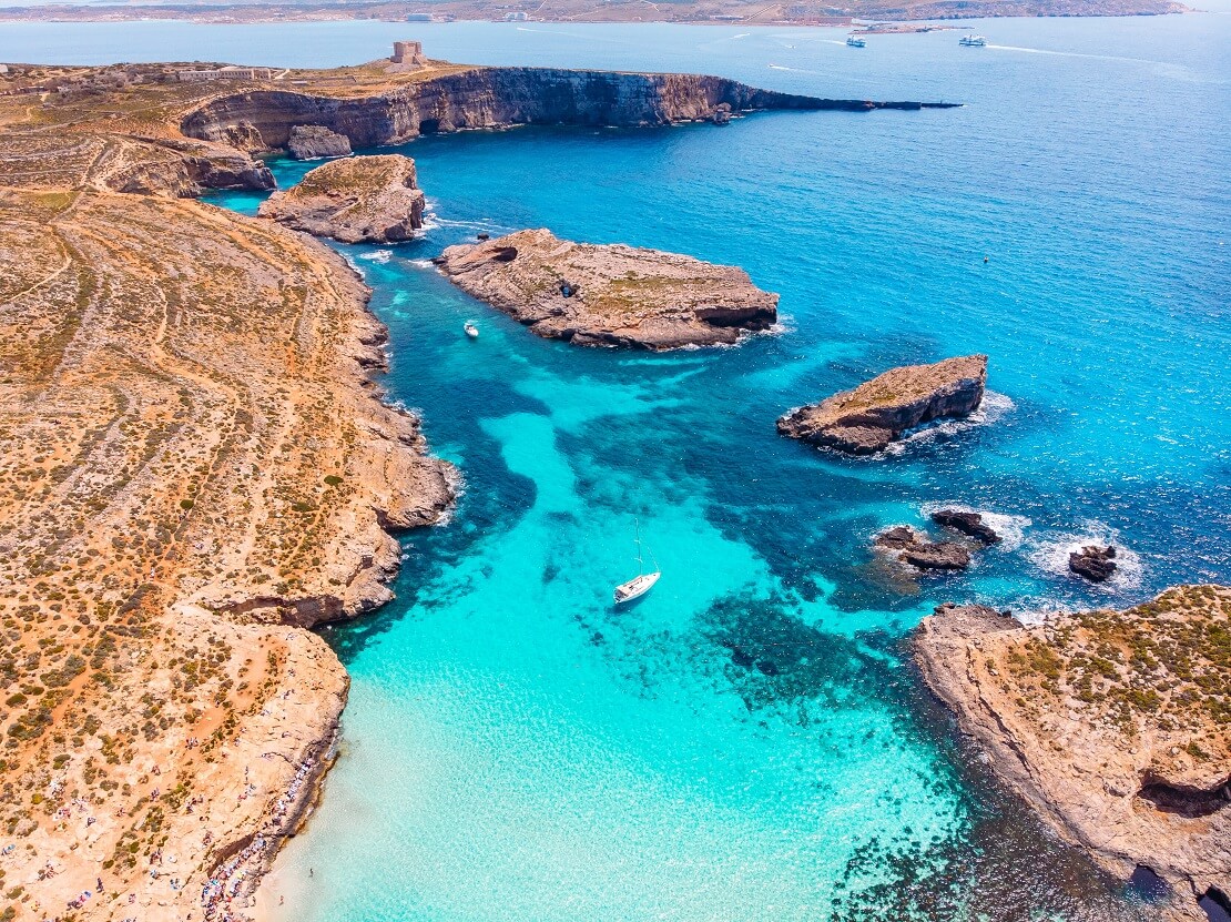 Die Blue Lagoon auf Malta helle Felsküste mit türkis blauem Wasser