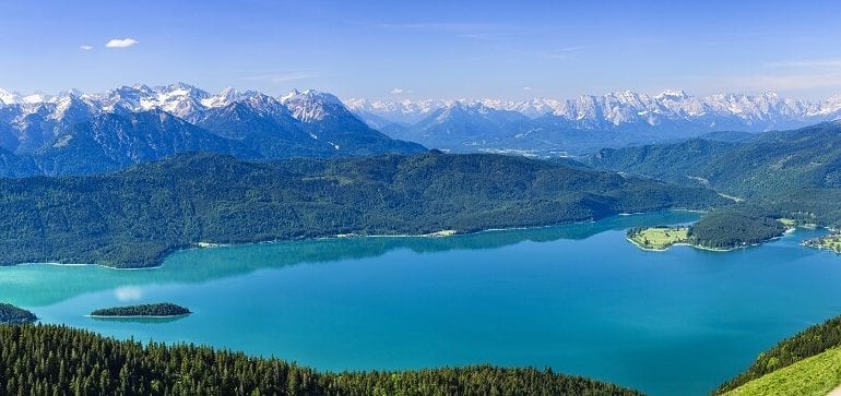 Umgeben von den Voralpen im bayerischen Walchensee