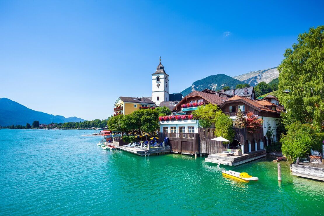 Die Kirche von St Wolfgang liegt direkt an dem Wolfgangsee.