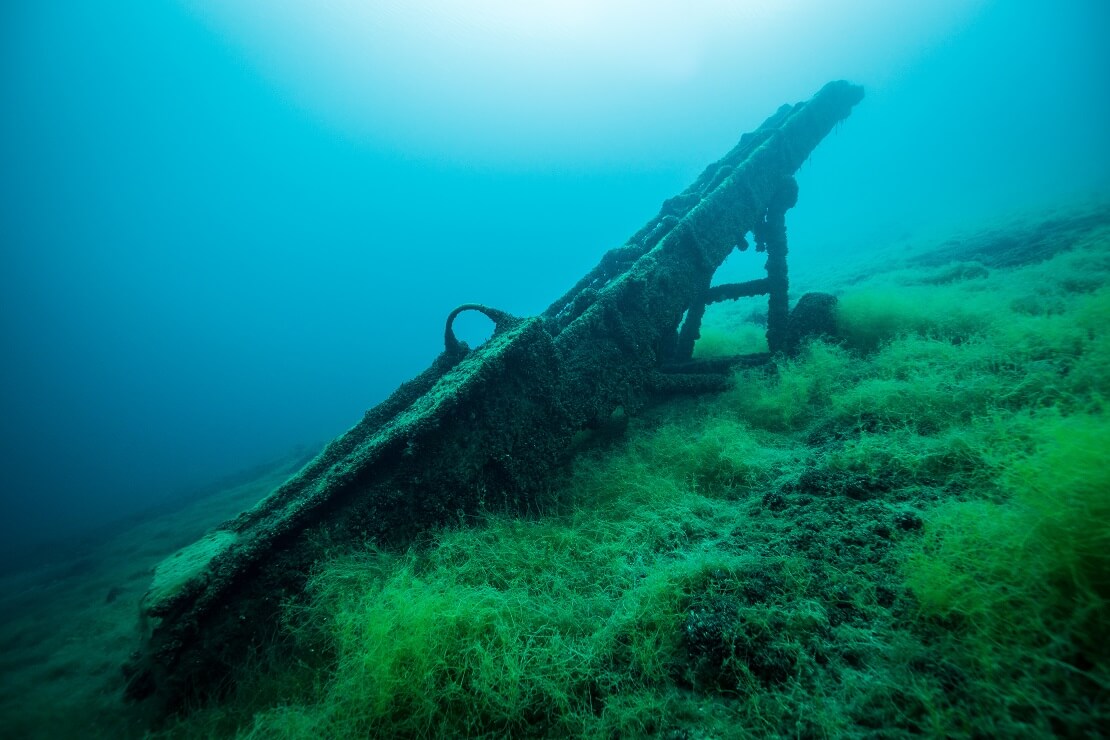 Altes Wrack in türkis blauen Wasser im Kreidesee