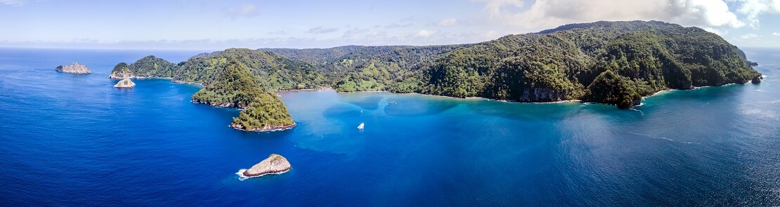 Anblick auf die Insel Coco Island in Mexiko mit Blauen Wasser und Bergen