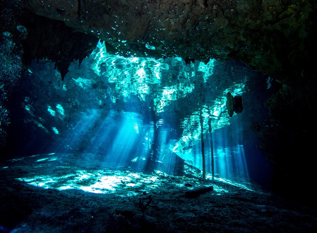 Eine Unterwasserhöhle in welche Licht einfällt