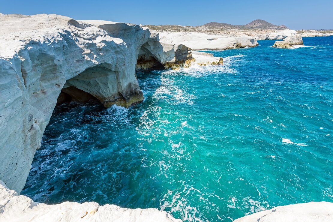 Türkisblaues Wasser in dem Felsformationen stehen