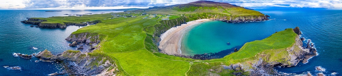 Die Küste von Irland bei Sonnenschein