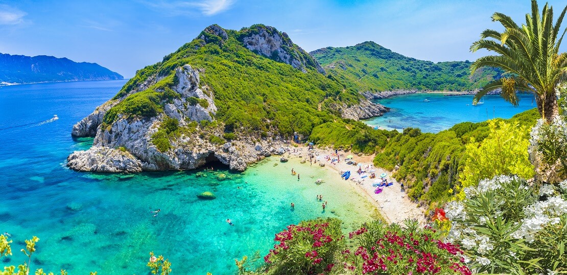 türkisblaues Wasser an einer Küste mit Bergen