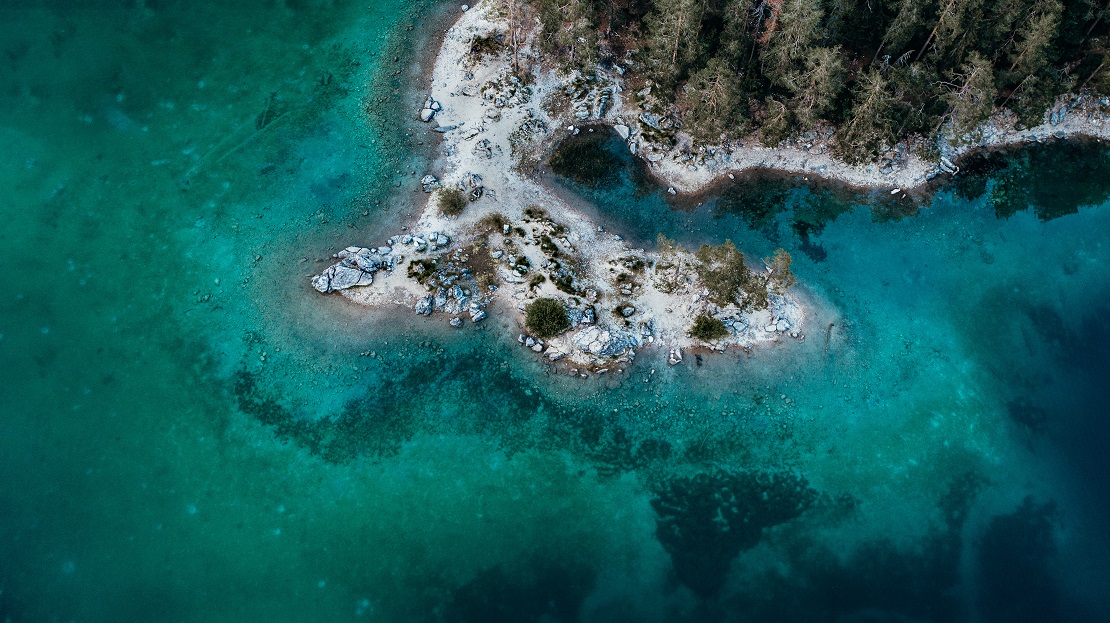 Klares türkisblaues Wasser mit felsiger Küste