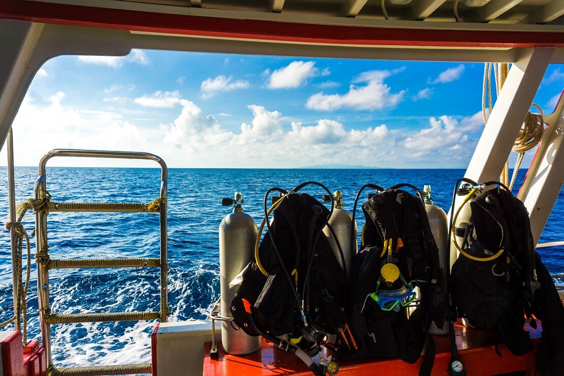 Tauchausrüstung auf einem Tauchboot