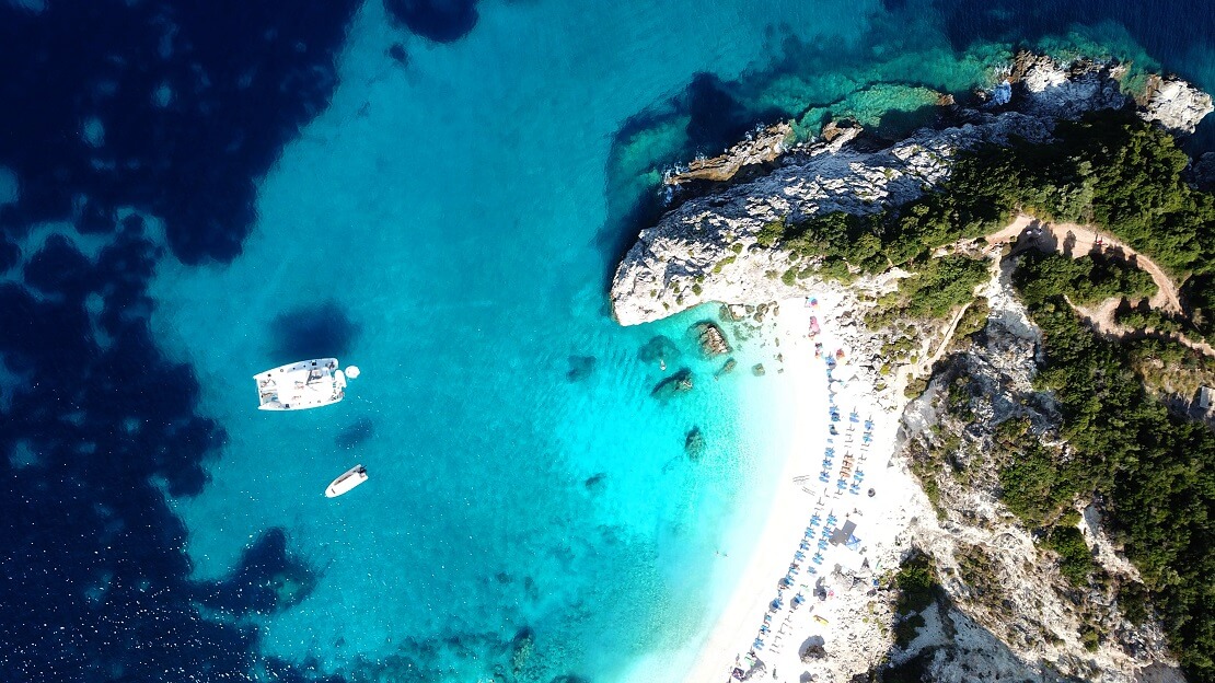 türkisblaues Meer an einer steinigen Küste