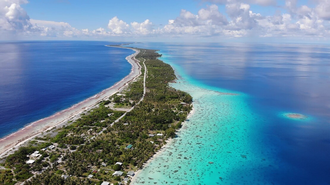 Schmale Insel mit türkisblauen Wasser