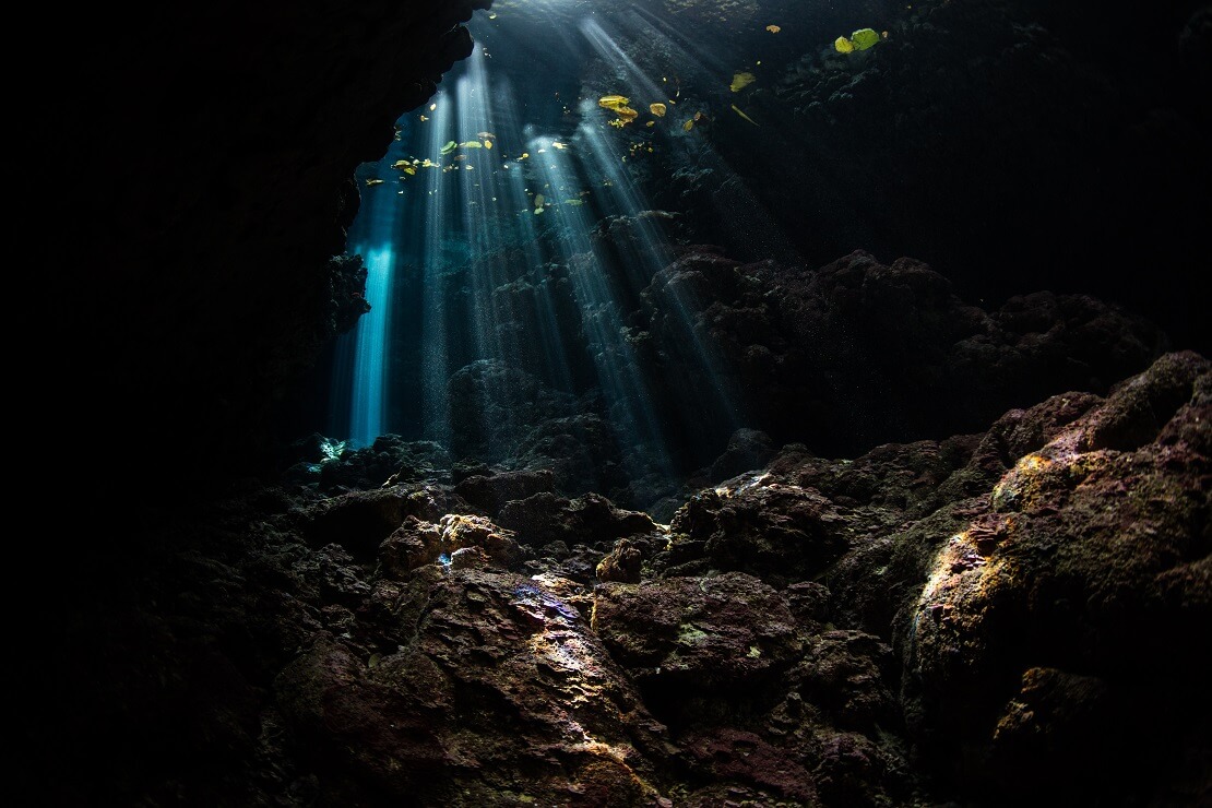 In eine Höhle unter Wasser leuchtet Licht