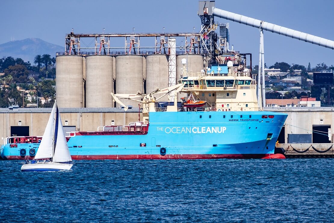 Schiff von The Ocean Cleanup auf dem Wasser