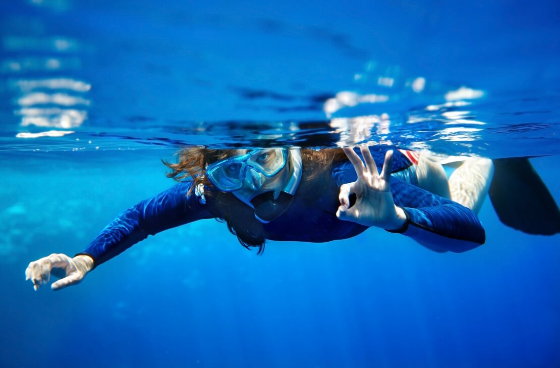 Schnorchlerin unter Wasser zeigt das alles ok ist