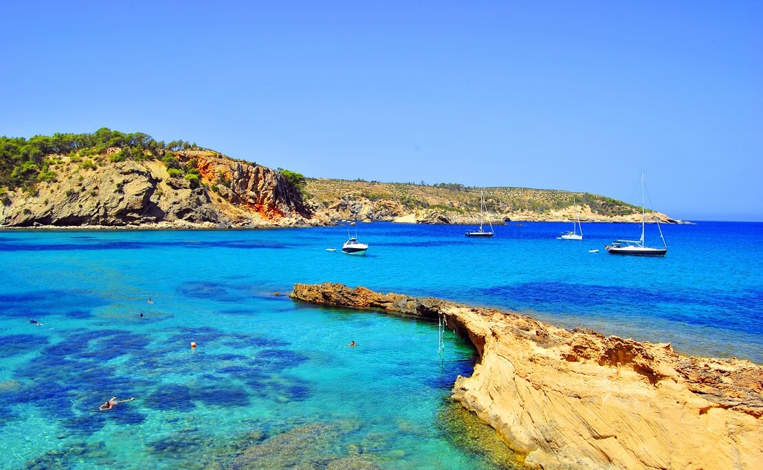 Felsige Küste von Spanien mit türkisblauen Wasser