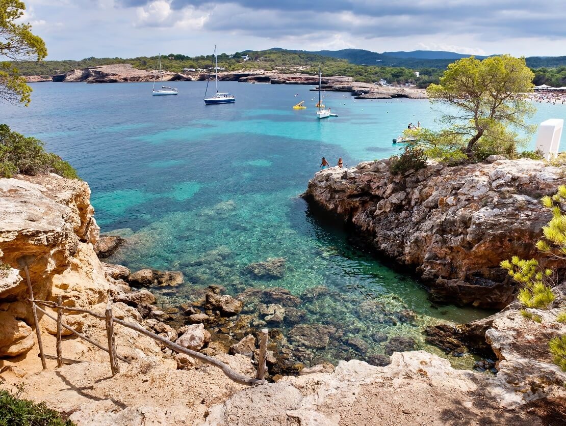 Felsen am türkisblauen Meer in Ibiza