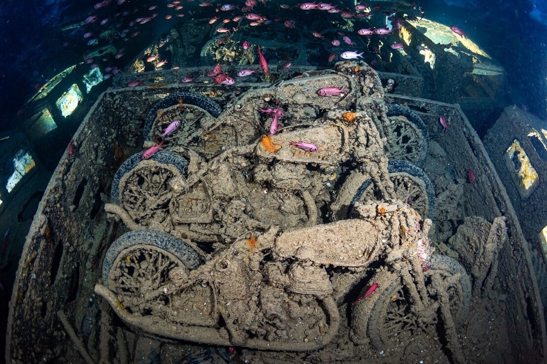 Motorräder unter Deck vom Wrack der SS Thistlegorm