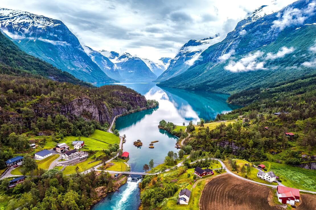 Fjörd in Norwegen mit Bergen und Häusern