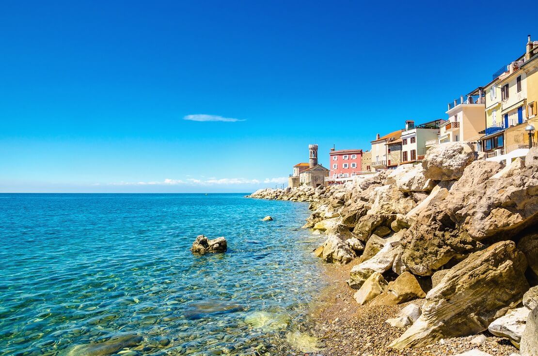 Küste von Slowenien bei Sonnenschein mit türkisblauem Wasser