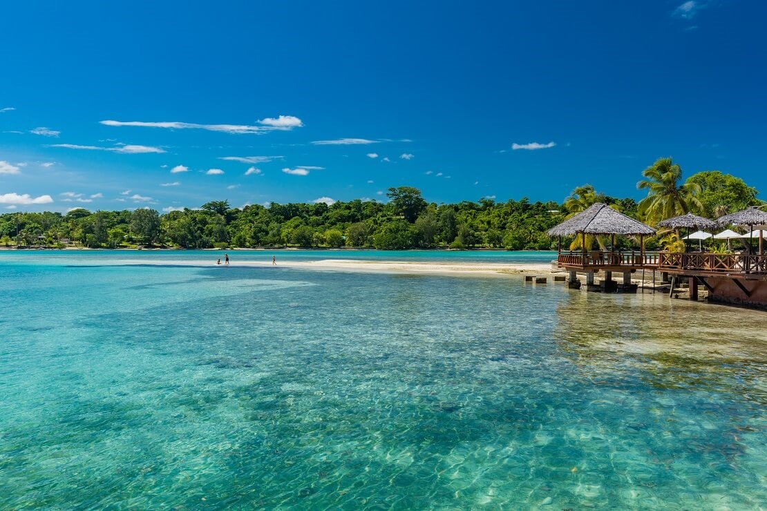 Küste von Vanuatu mit türkisblauem Wasser und grünen Bäumen