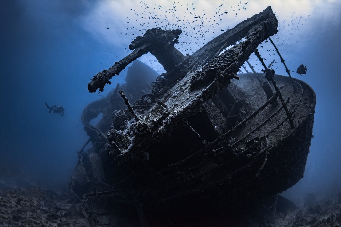 Wrack der SS Thistlegorm mit Tauchern im Hintergrund