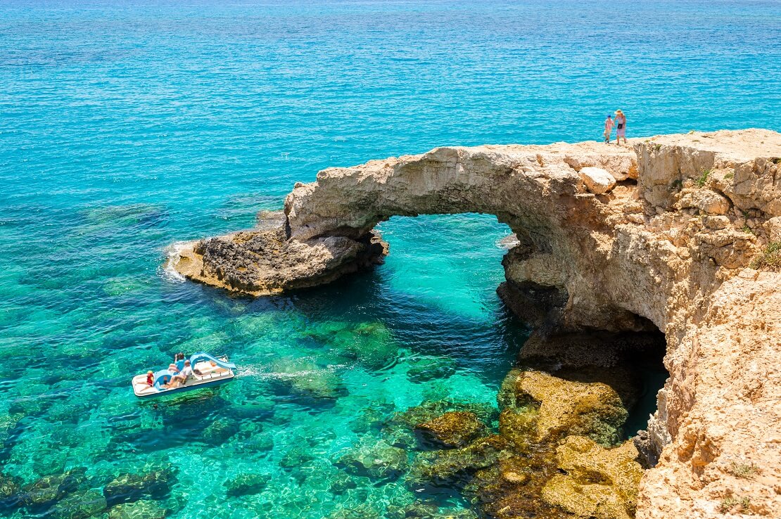 Türkisblaues Wasser mit Felsen und einer Kleinen Höhle bei Zypern