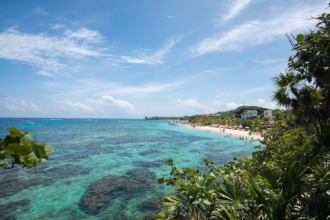 türkisblaues Wasser an der Küste von Honduras