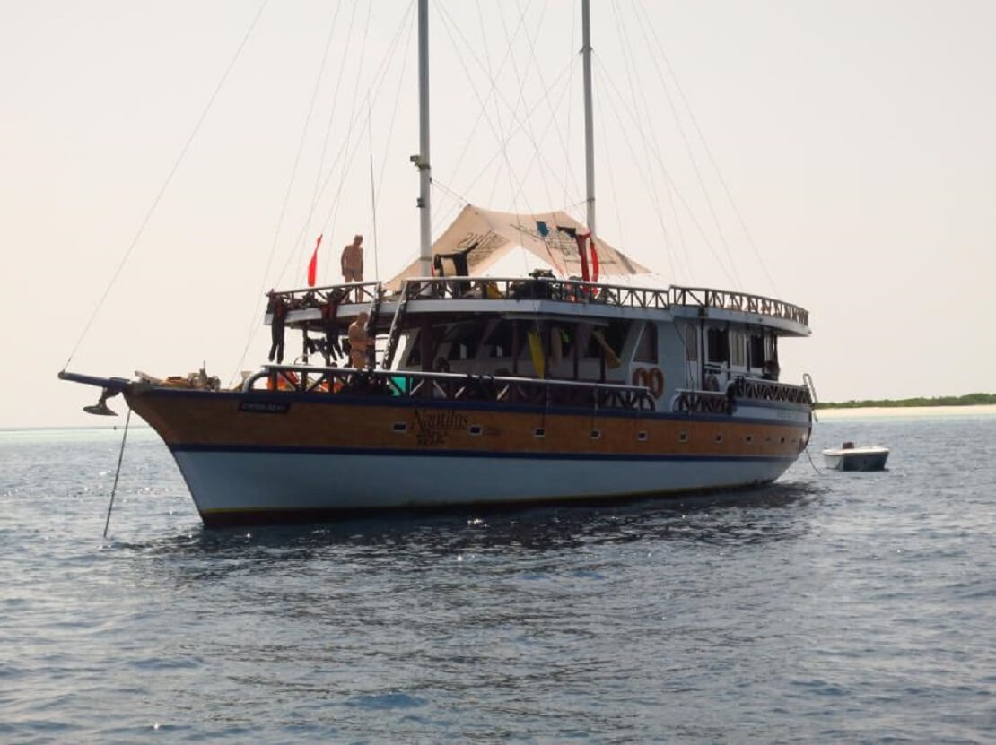 Nautilus One Yacht mit Passagieren auf dem Wasser