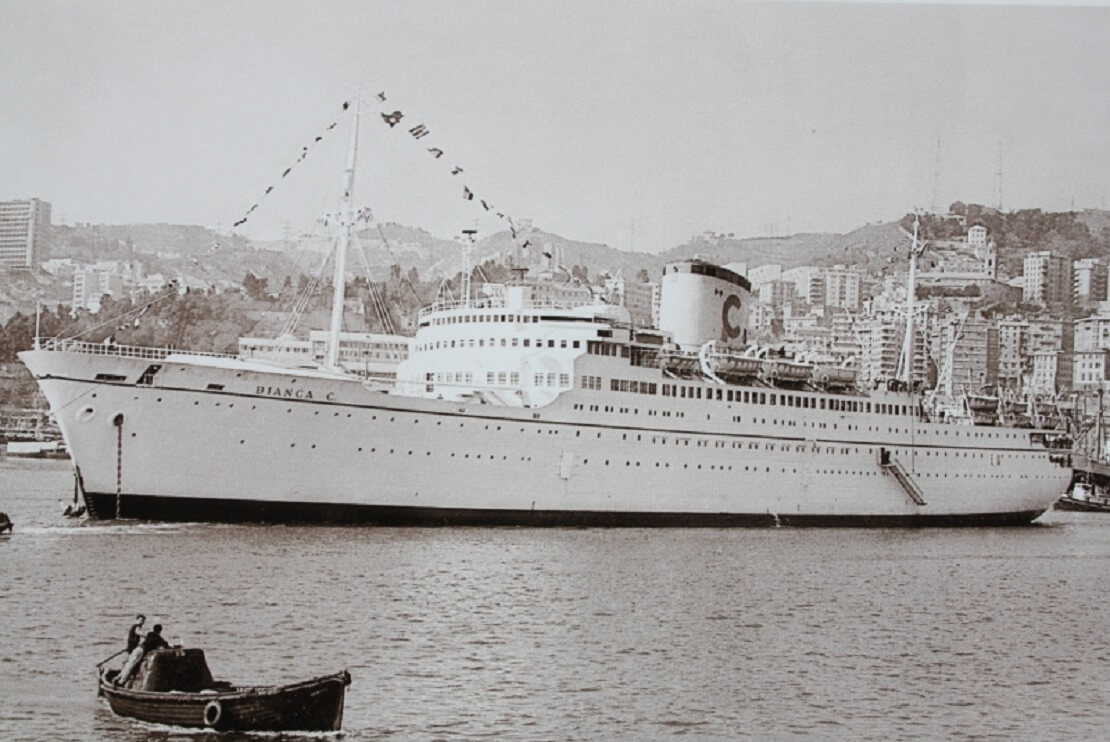 Die Bianca C. vor einem Hafen in schwarz-weiß