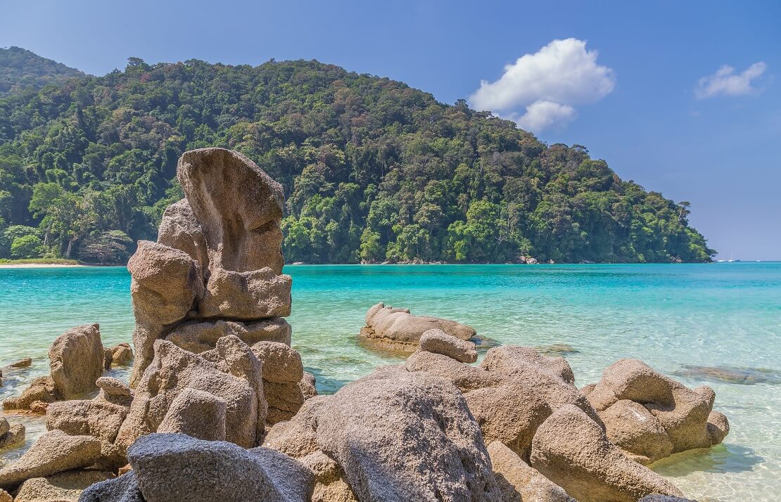 Der Strand von Ko Surin mit dem Regenwald