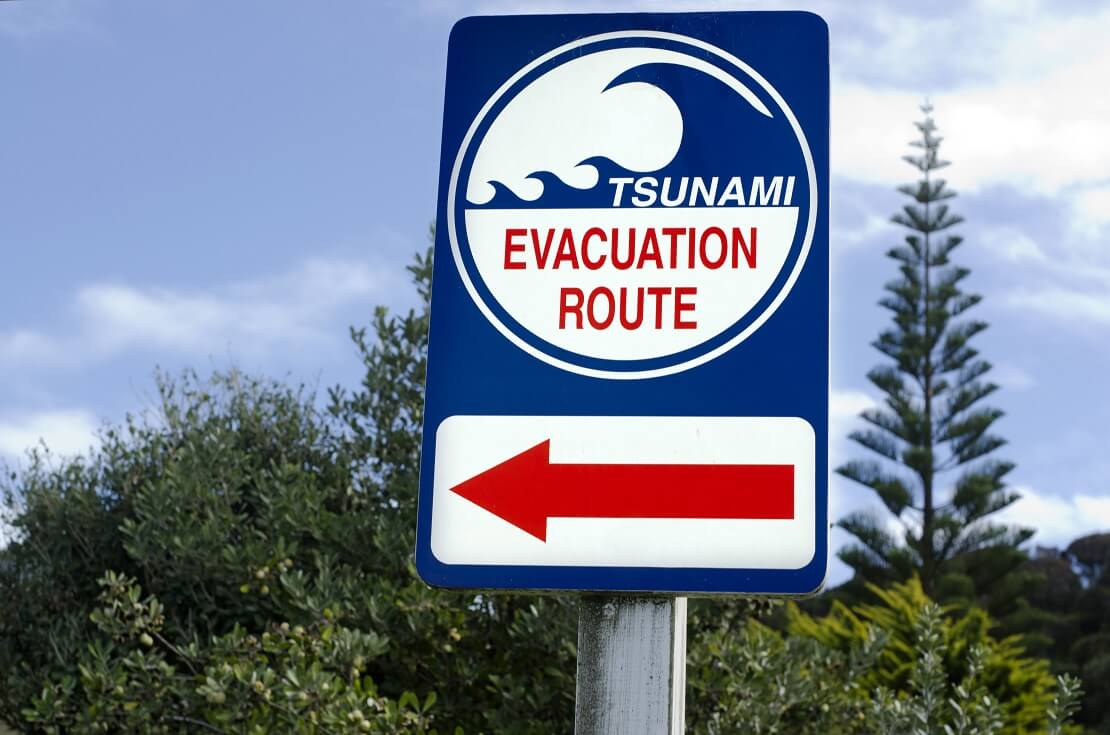 Schild von einem Tsunami