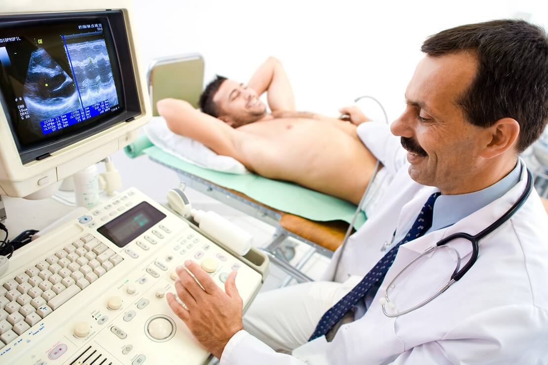 Ein Arzt macht einen Herz-Ultraschall bei einem Patienten