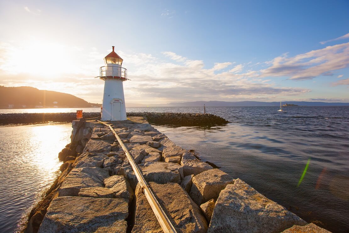 Leuchtturm während eines Sonnenaufgang in Trondheim