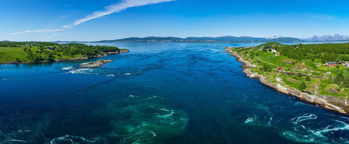 Saltstraumen mit tiefblauem Wasser und hellblauem Himmel