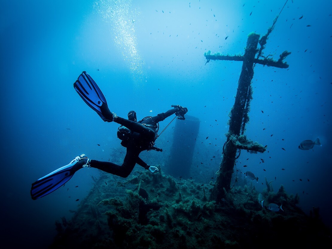 Wracktaucher an einem Wrack vor Gozo