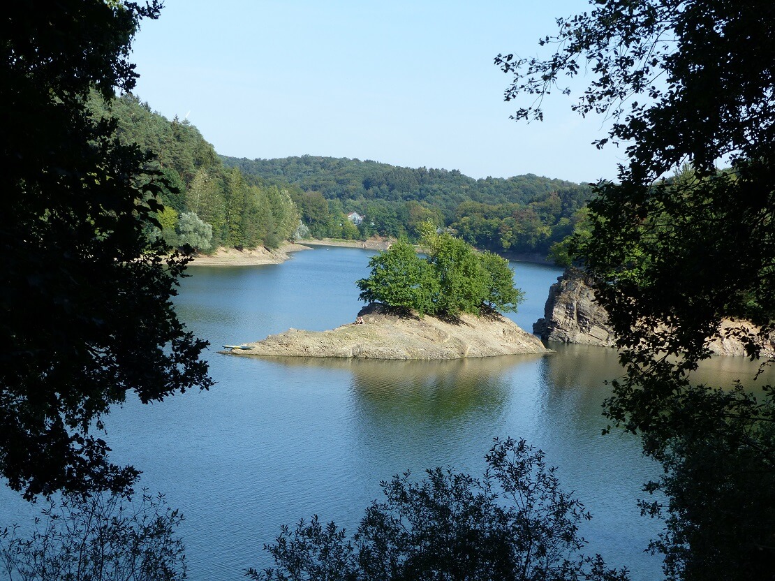 Wuppertalsperre mit hellblauem Himmel