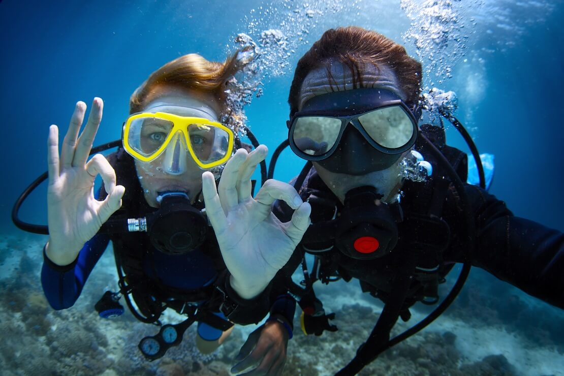 Zwei Taucher im Meer