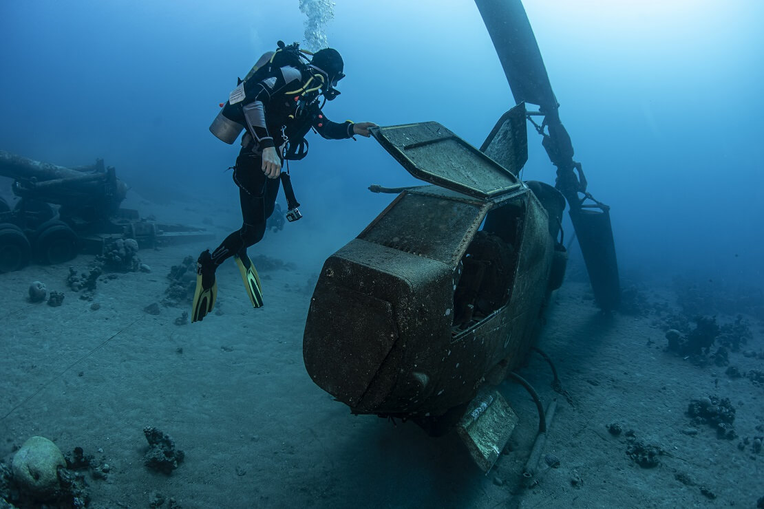 Ein militärischer Helikopter in den Gewässern vor Aqaba