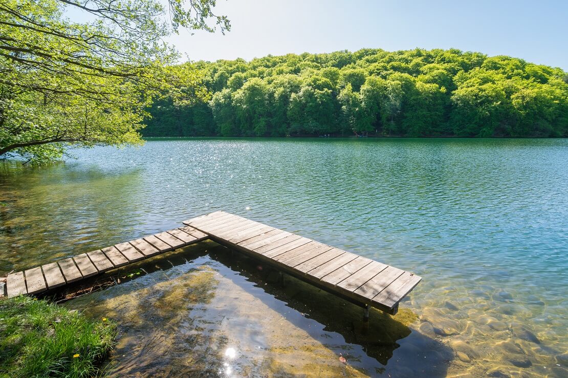 Ein Steg am Ufer des Schmalen Luzin