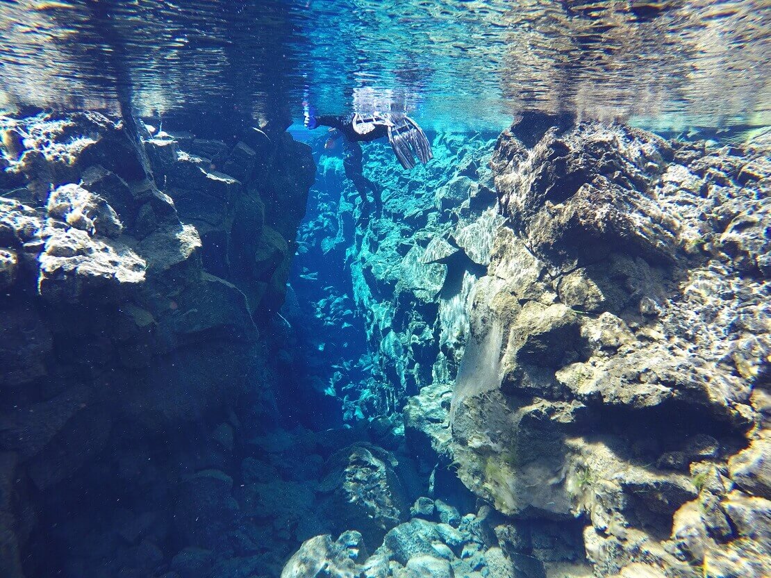 Silfra Spalte mit türkisem Wasser