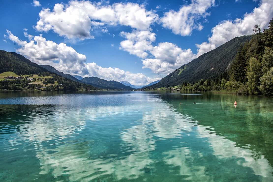 Der Weissensee mit der Spiegelung der Wolken