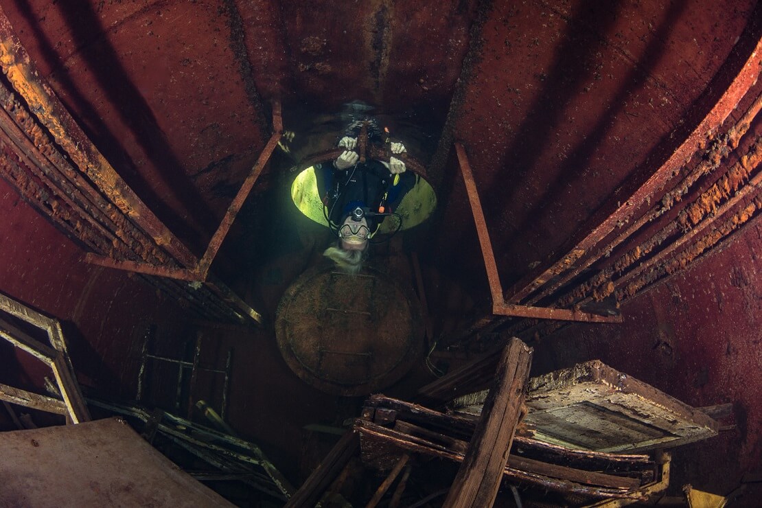 Ein Gefängnis unter Wasser im See Rummu