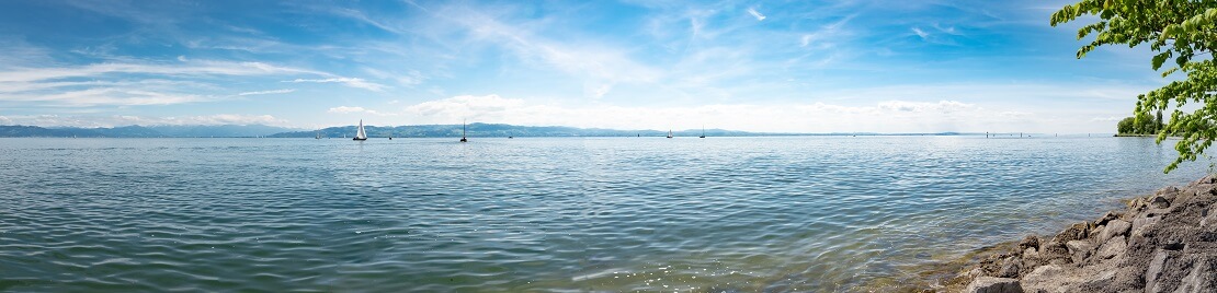 Eine Sicht über den Bodensee vom Ufer aus