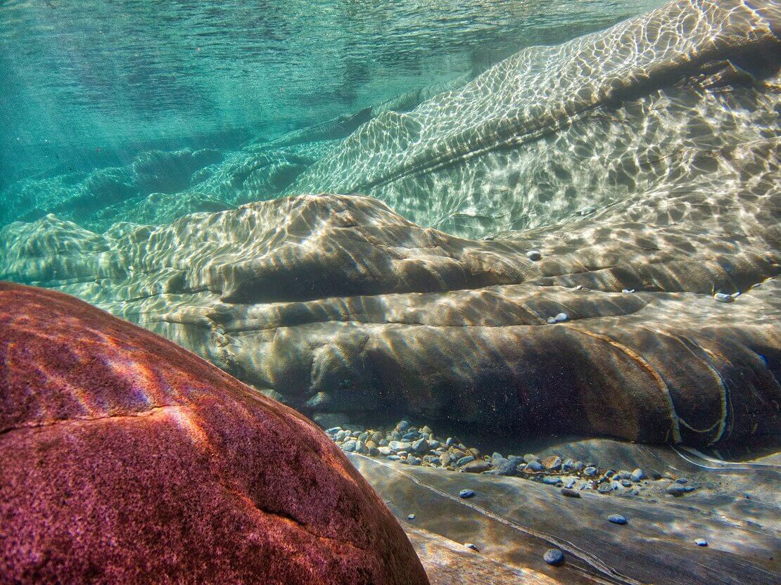 Der glattgeschliffene Grund des Flusses Verzasca