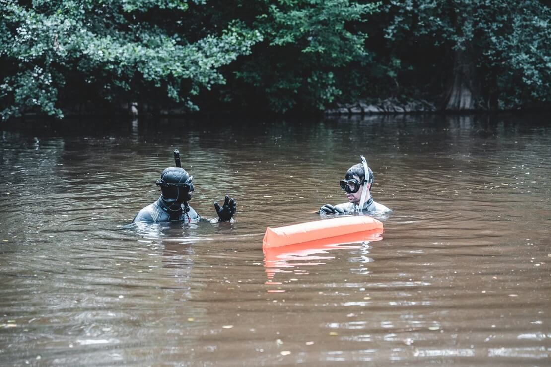 Die Lahntaucher während einer Bergung in der Lahn